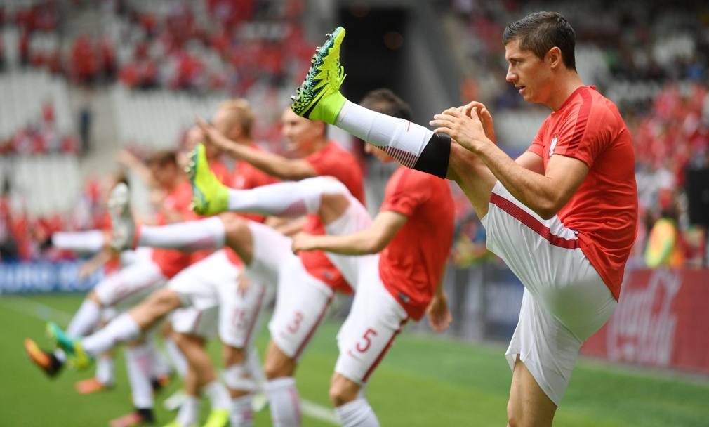 Saint Etienne: Robert Lewandowski e la nazionale polacca durante una fase di riscaldamento prima di Svizzera-Polonia. prima gara degli ottavi di finale degli Europei di Francia (Epa)